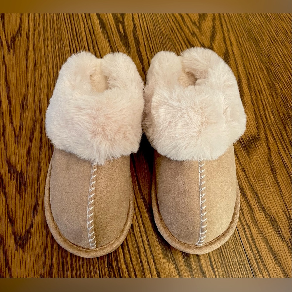 NWT Women’s slippers, size 6, soft and cozy!